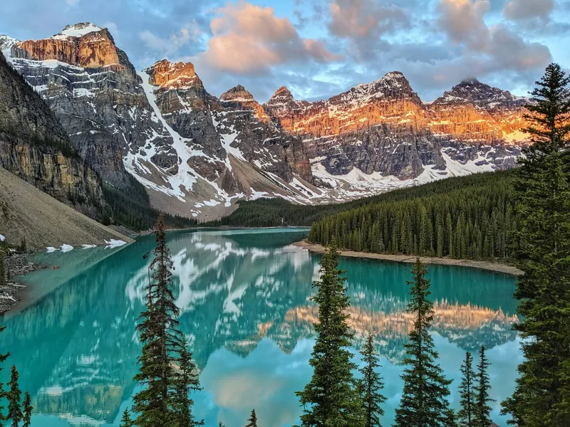 Lac turquoise au pied des montagnes de Banff