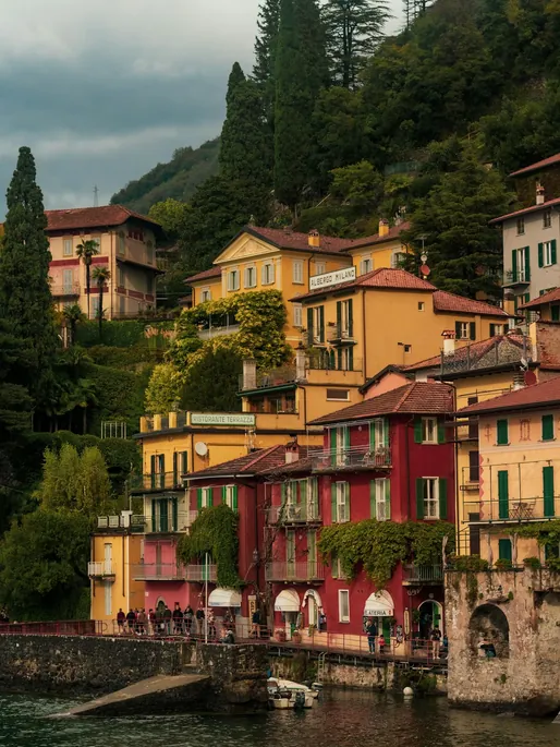 Maisons colorées de Varenna au bord du lac de Côme