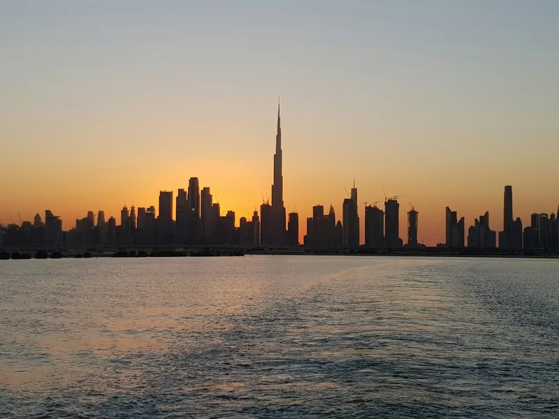 Gratte-ciels de Dubaï et le Burj Khalifa au coucher du soleil