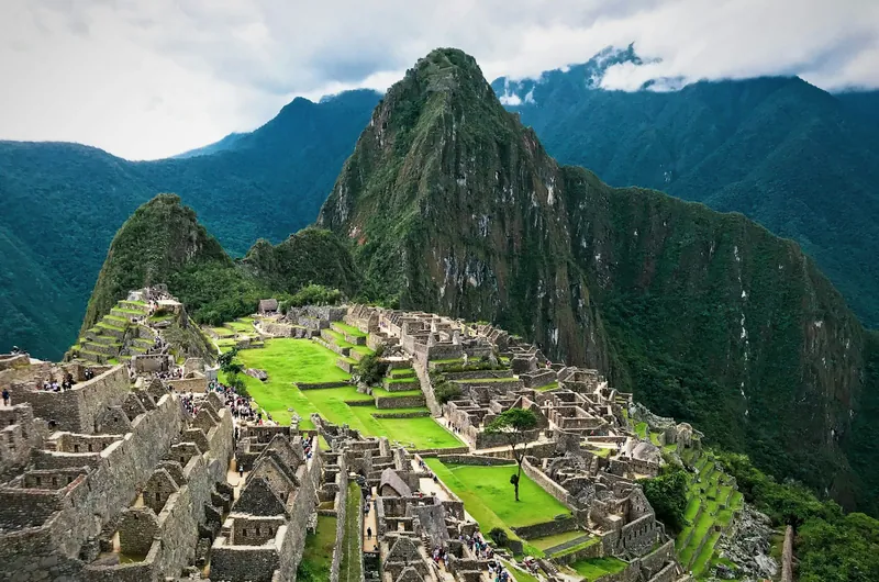 La cité inca du Machu Picchu entre les montagnes