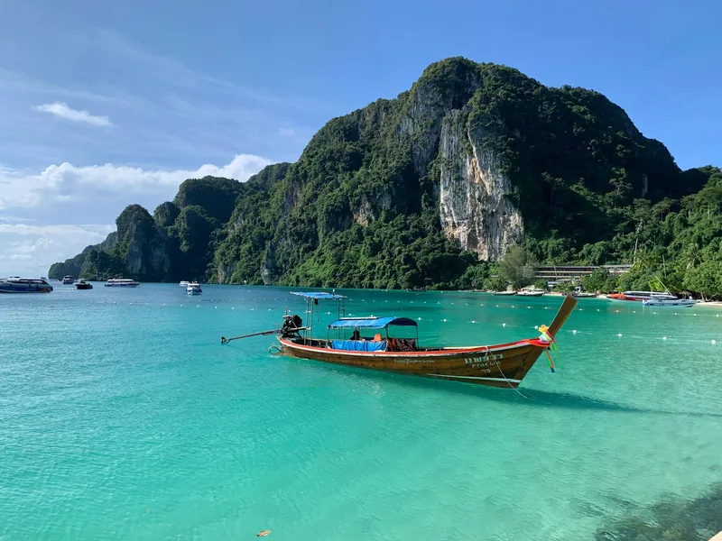 Bateaux à longue queue sur l’eau turquoise de Koh Phi Phi