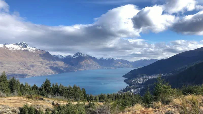 Lac Wakatipu et montagnes enneigées à Queenstown