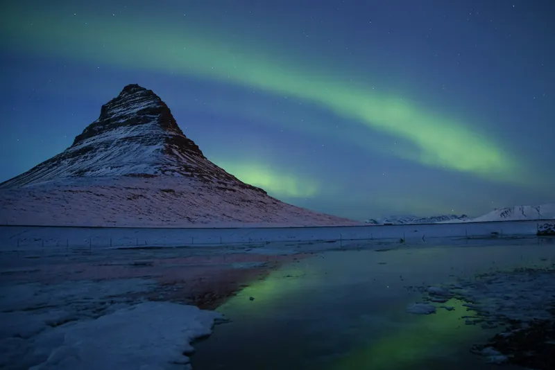 Aurore boréale au-dessus d’un paysage islandais