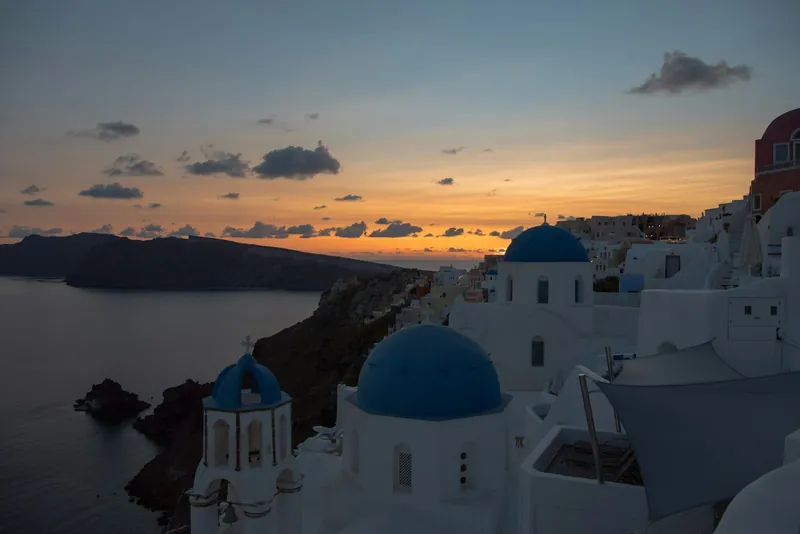 Dômes bleus et maisons blanches d’Oia, à Santorin