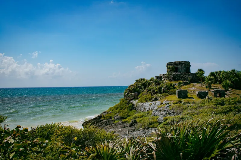 Ruines mayas de Tulum au-dessus de la mer turquoise