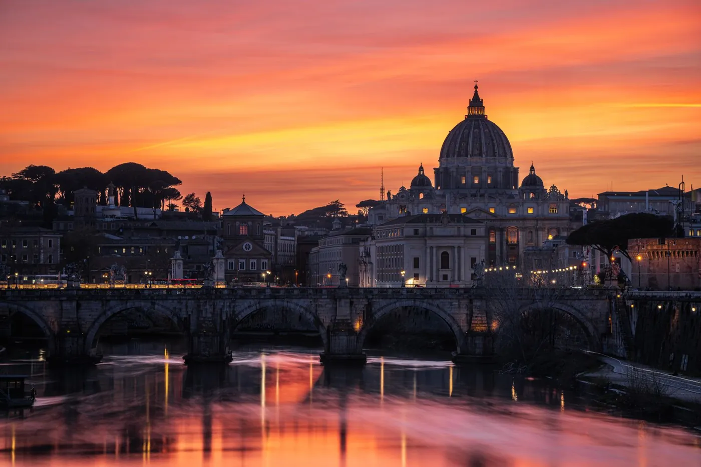Rome au coucher du soleil, le dôme de Saint-Pierre au-dessus du Tibre