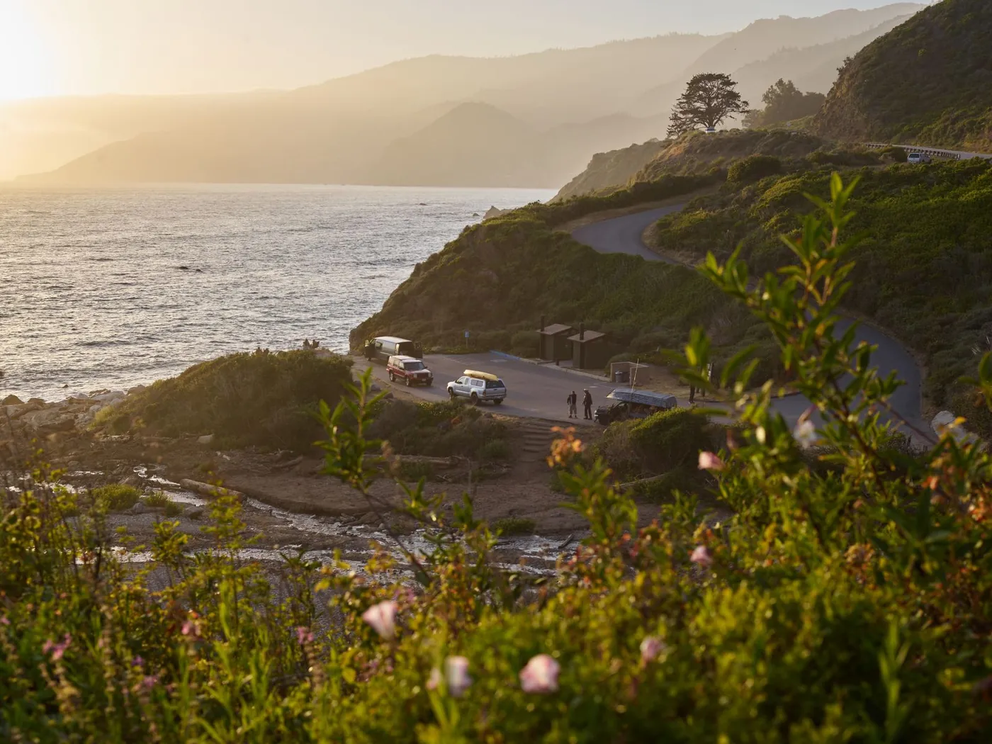 Route côtière en corniche au coucher du soleil, au-dessus de la mer
