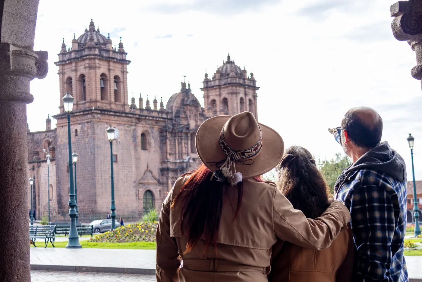 Voyageurs admirant la cathédrale de Cusco, au Pérou